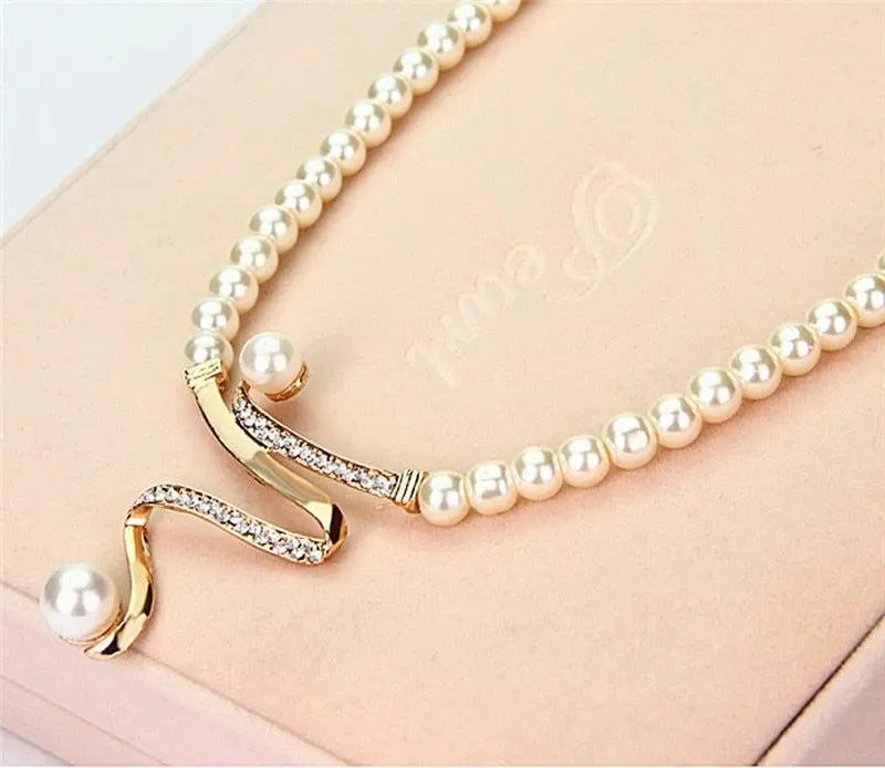 Maribel – Refined Natural Pearl Necklace & Earring Set