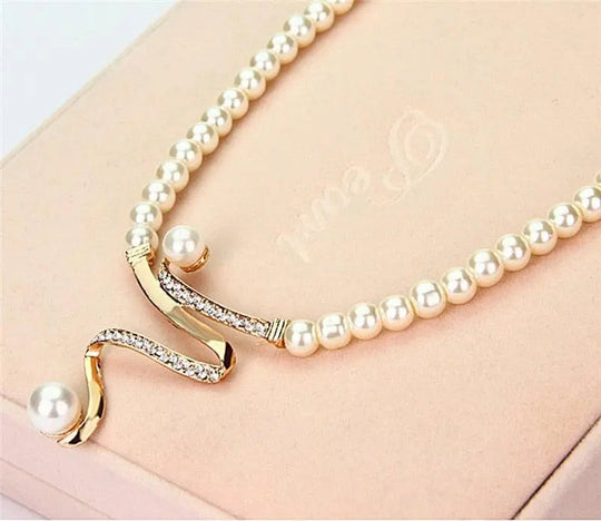 Maribel – Refined Natural Pearl Necklace & Earring Set