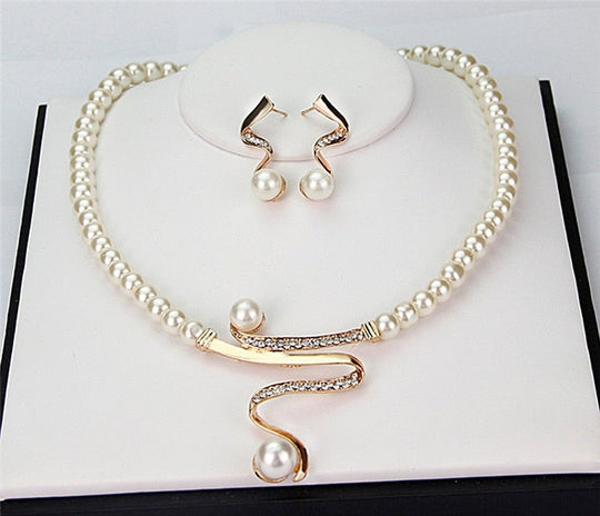 Isabella – Natural Pearl Necklace + Earrings Set