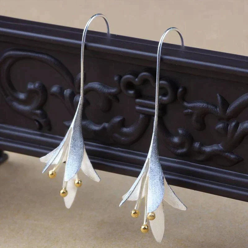 Bella Fleur – Elegant Silver Flower Earrings