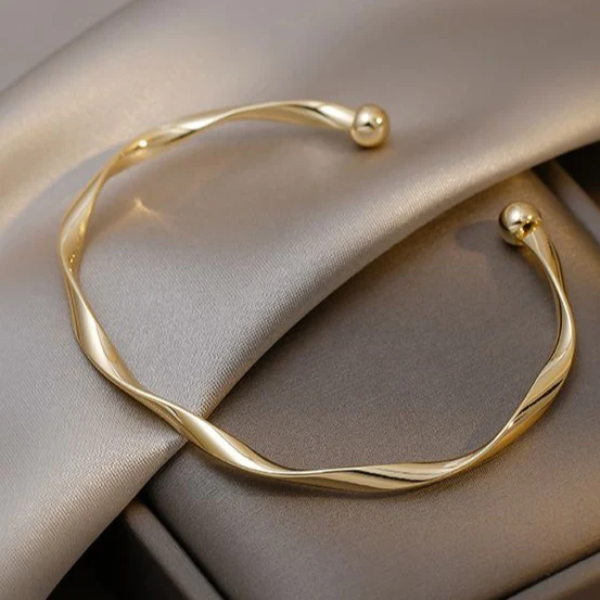 Roseline - Elegant Golden Open Bracelet