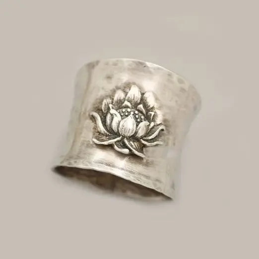 Thalassa – Elegant Silver Lotus Ring