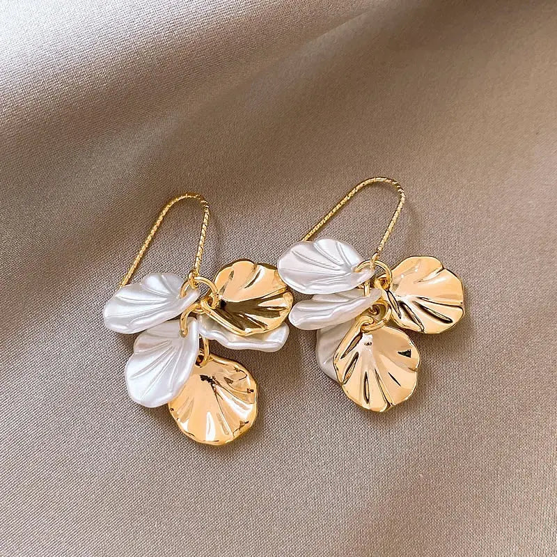 Leonie – Elelgant White & Golden Petal Earrings