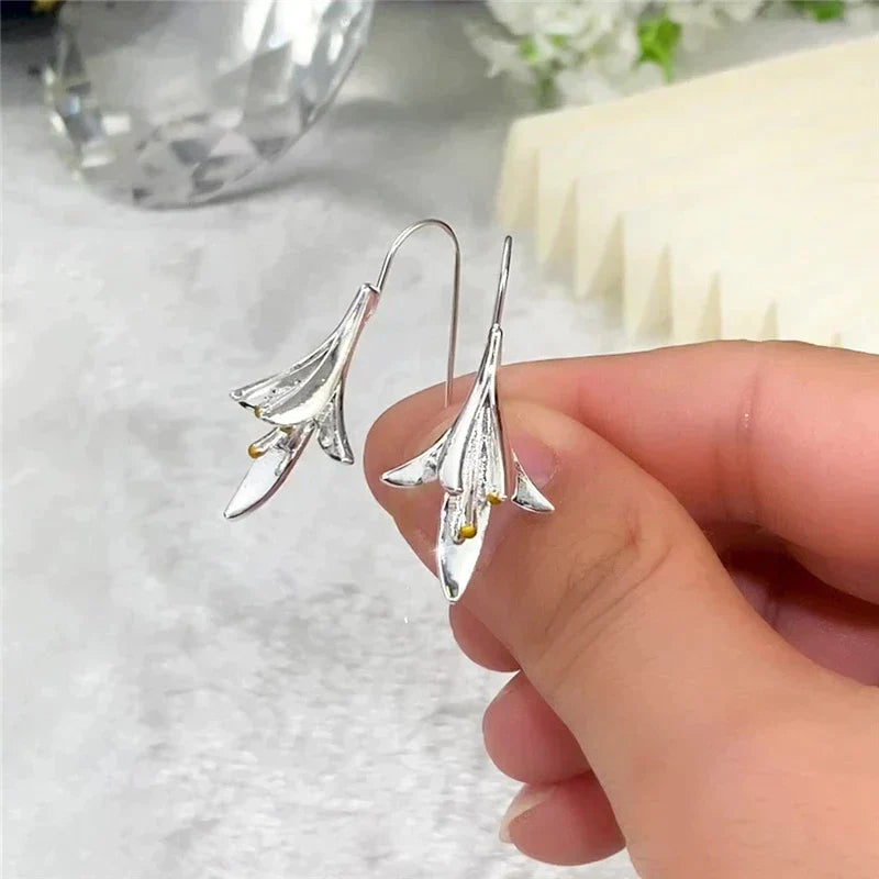 Bella Fleur – Elegant Silver Flower Earrings
